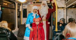 В днепровском трамвае Дед Мороз и Снегурочка раздавали подарки (Фото) - рис. 4
