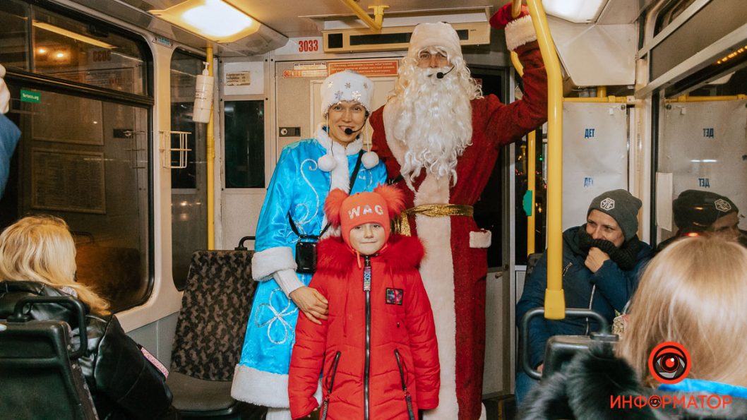В днепровском трамвае Дед Мороз и Снегурочка раздавали подарки (Фото) - рис. 1