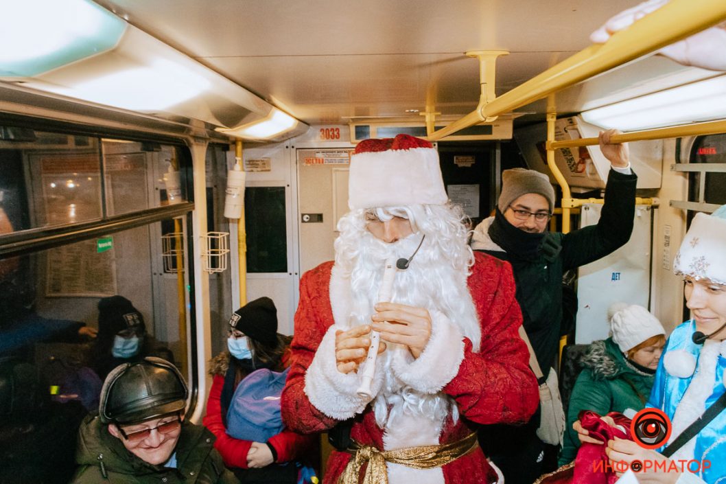 В днепровском трамвае Дед Мороз и Снегурочка раздавали подарки (Фото) - рис. 5
