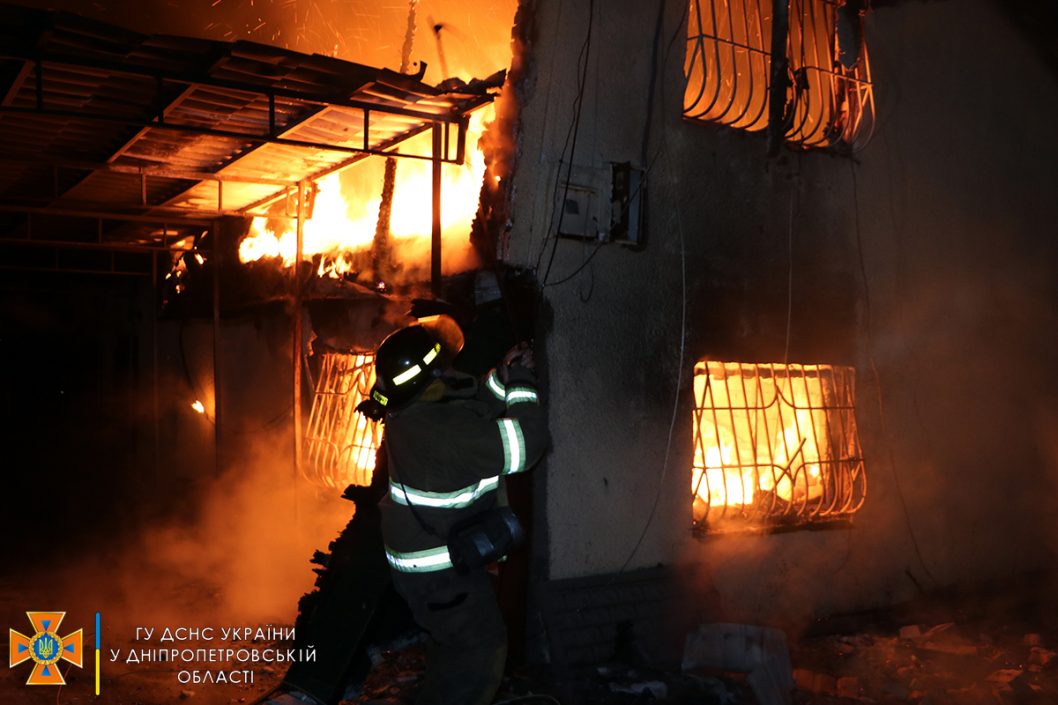 Долго не могли подъехать к месту пожара: в Днепре сгорел жилой дом (Фото/Видео) - рис. 1