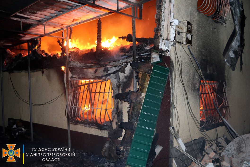 Долго не могли подъехать к месту пожара: в Днепре сгорел жилой дом (Фото/Видео) - рис. 3
