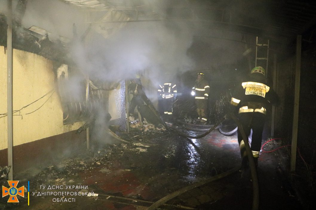 Долго не могли подъехать к месту пожара: в Днепре сгорел жилой дом (Фото/Видео) - рис. 8