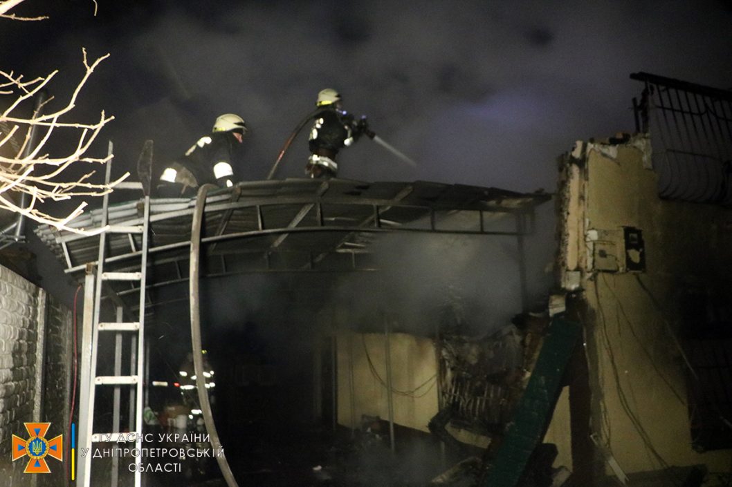 Долго не могли подъехать к месту пожара: в Днепре сгорел жилой дом (Фото/Видео) - рис. 9