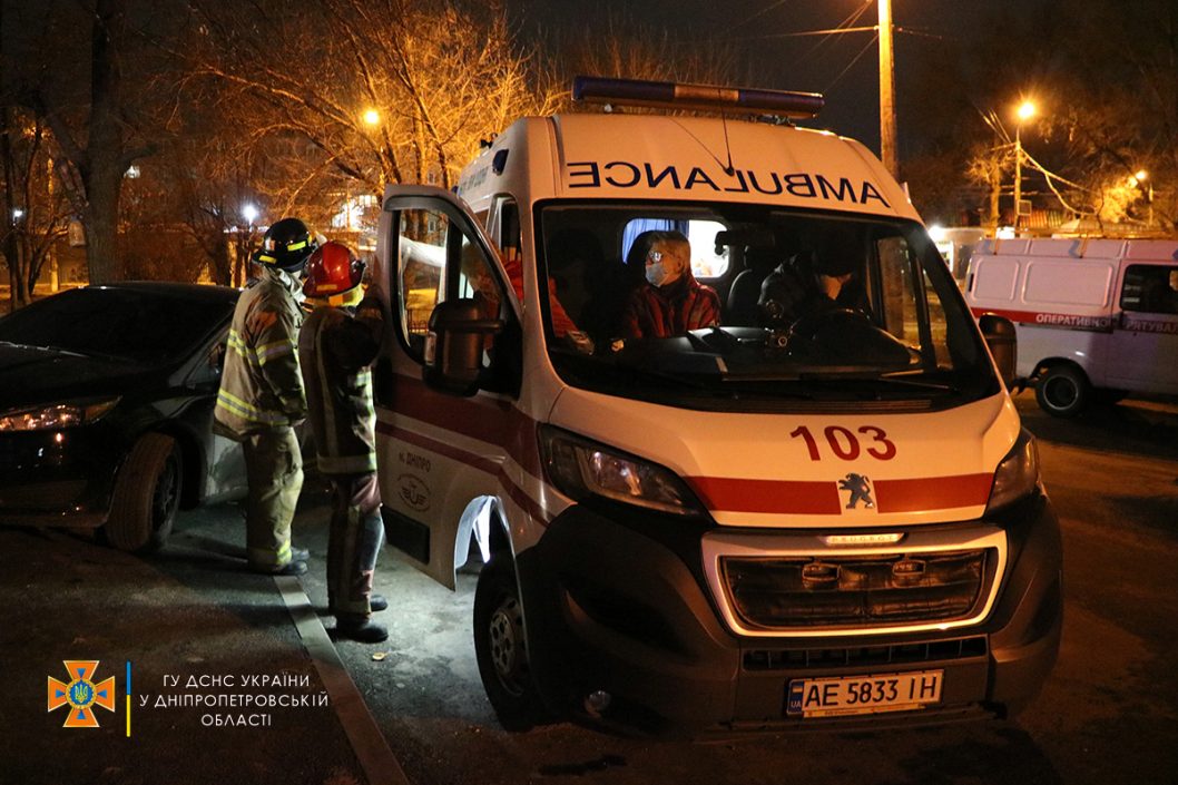 В Днепре во время пожара в многоэтажке спасли 8 человек - рис. 6