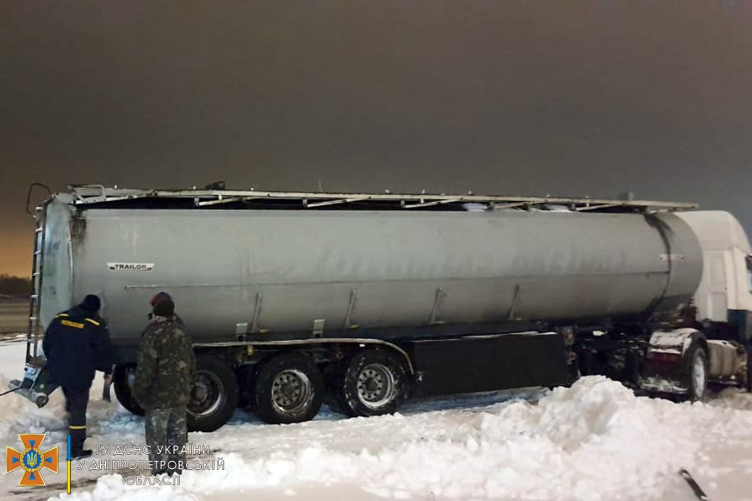 В Днепре спасатели ГСЧС вытягивали фуры из снежных заносов (Фото) - рис. 4