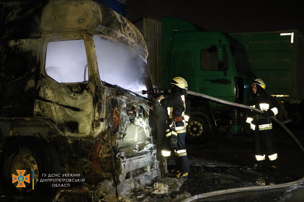 В Днепре на территории одной из СТО дотла сгорел грузовик - рис. 1