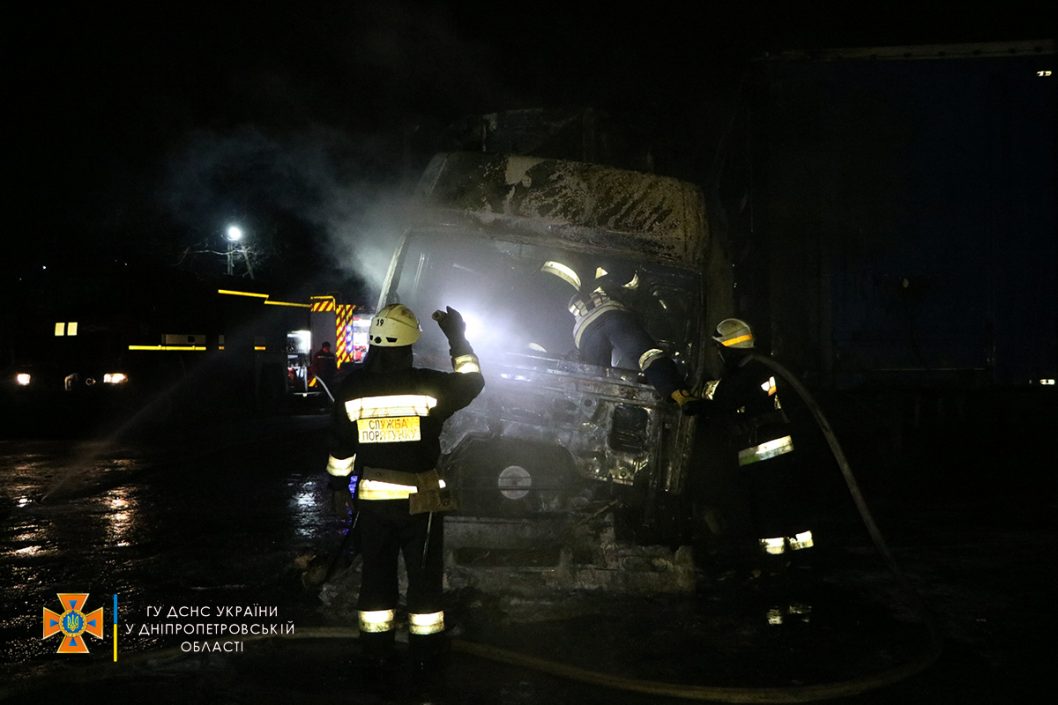 В Днепре на территории одной из СТО дотла сгорел грузовик - рис. 3