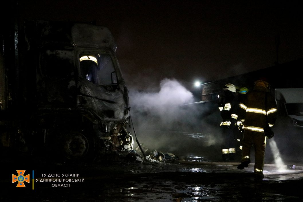В Днепре на территории одной из СТО дотла сгорел грузовик - рис. 4