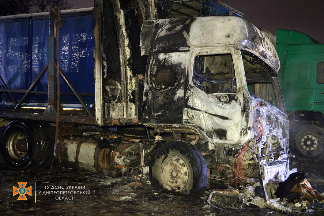 В Днепре на территории одной из СТО дотла сгорел грузовик - рис. 6