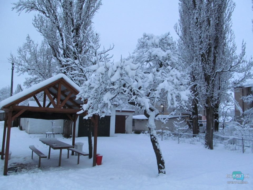Зимняя сказка: Днепр накрыло снежным покрывалом (Фото) - рис. 1