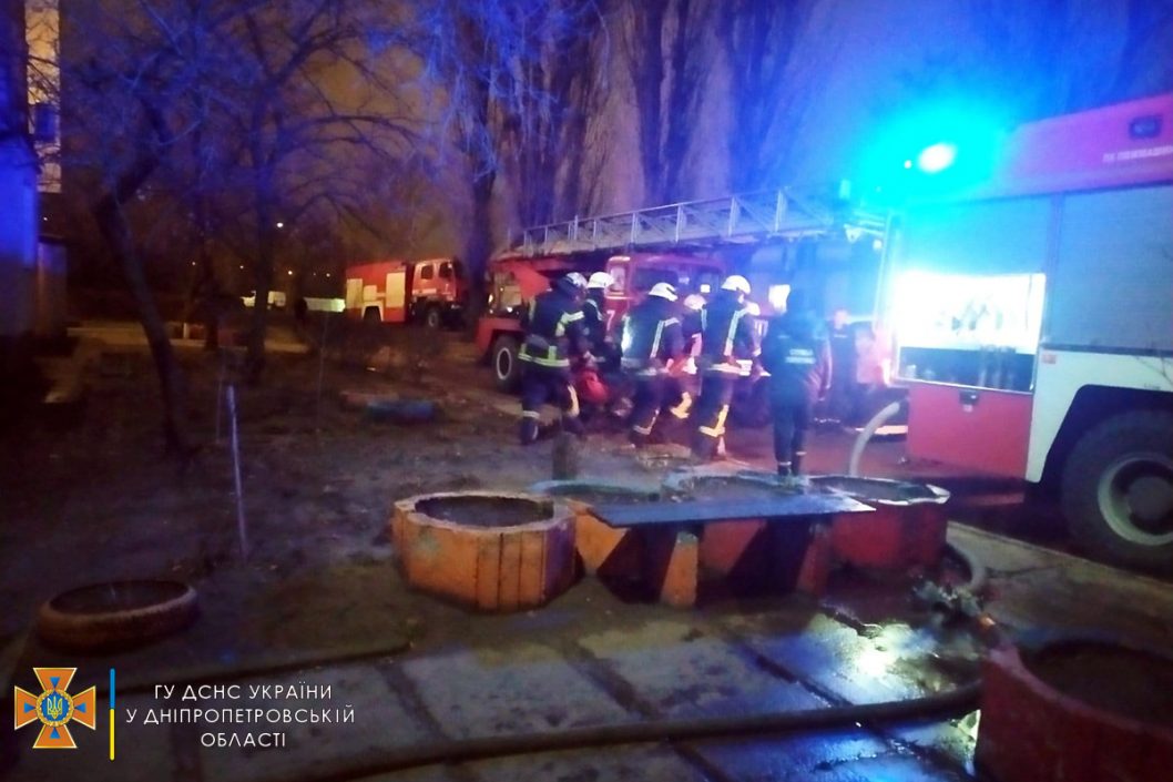 В Каменском во время пожара в многоэтажном доме сильно обгорел пенсионер - рис. 2