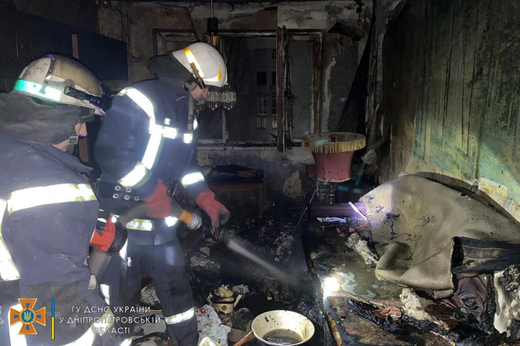 В Каменском во время пожара в многоэтажном доме сильно обгорел пенсионер - рис. 3