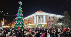 Исторический центр Кривого Рога украсили праздничной иллюминацией (Фото) - рис. 13