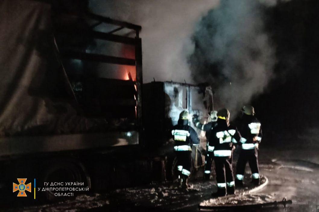 В Днепре во время пожара в грузовике погиб водитель (Фото) - рис. 1