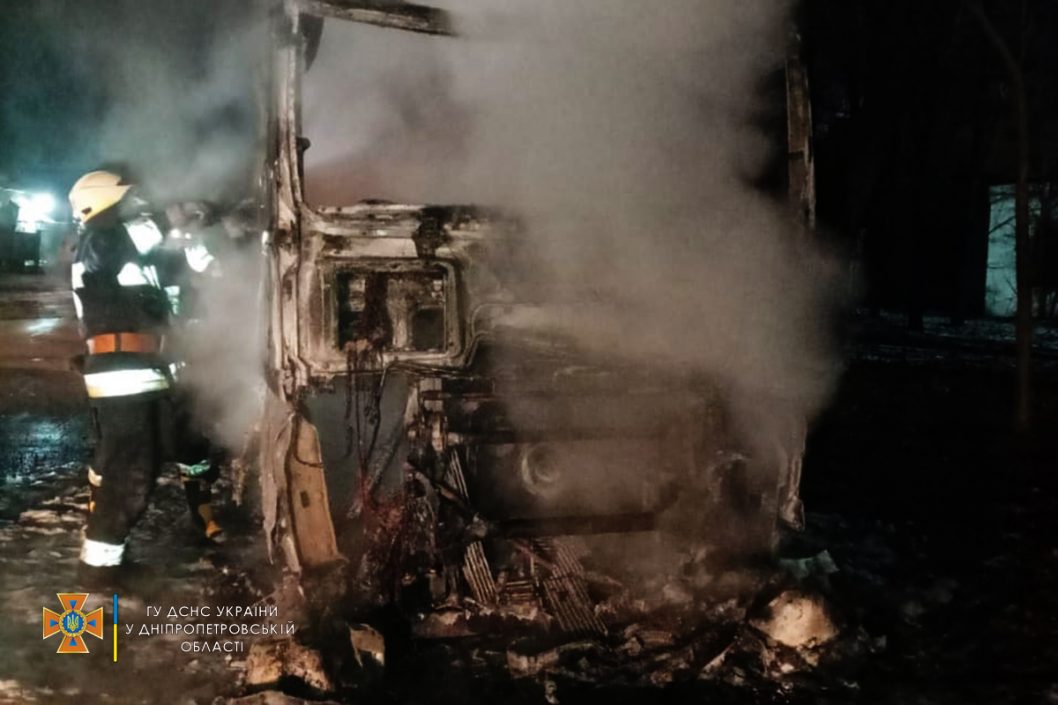 В Днепре во время пожара в грузовике погиб водитель (Фото) - рис. 2