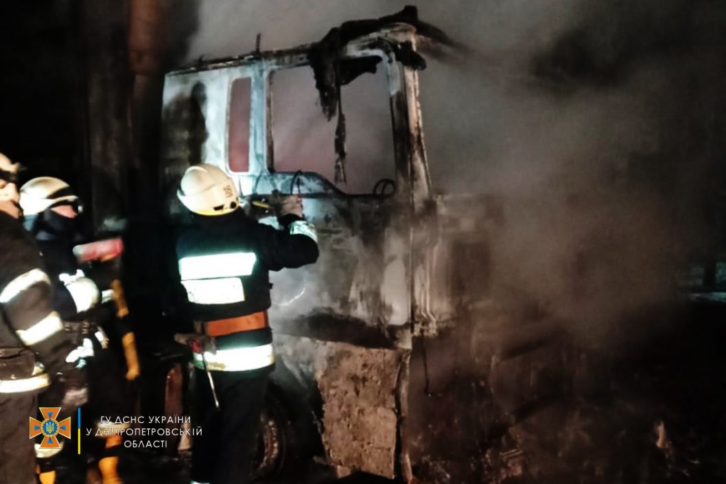 В Днепре во время пожара в грузовике погиб водитель (Фото) - рис. 3