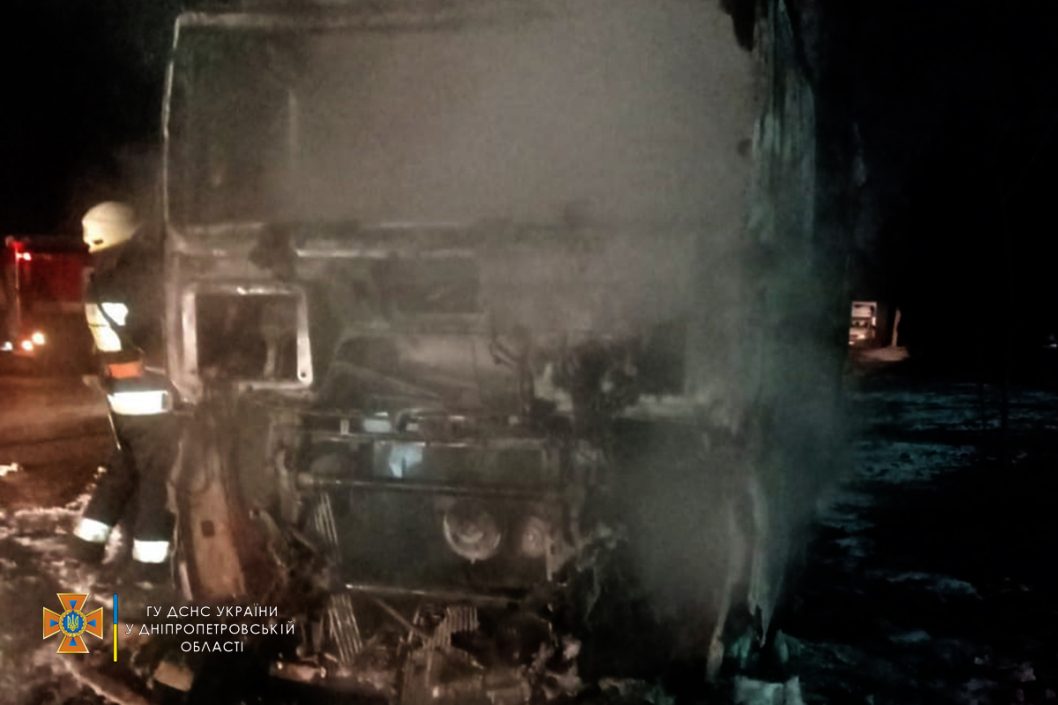В Днепре во время пожара в грузовике погиб водитель (Фото) - рис. 4