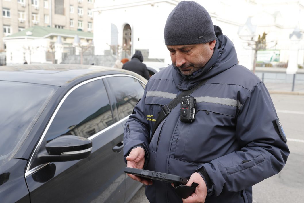 Оставляют авто на местах для инвалидов: в Днепре провели масштабный рейд по парковкам - рис. 9