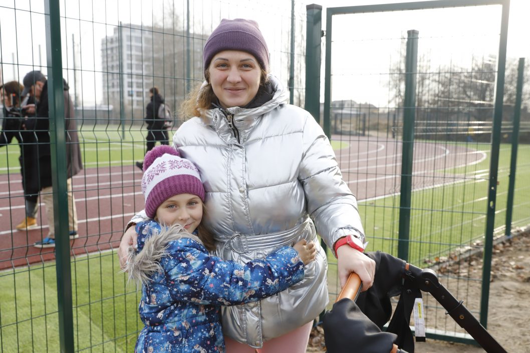 Польза детям и спокойствие родителям: днепряне поделились впечатлениями о новом стадионе СШ №147 - рис. 5