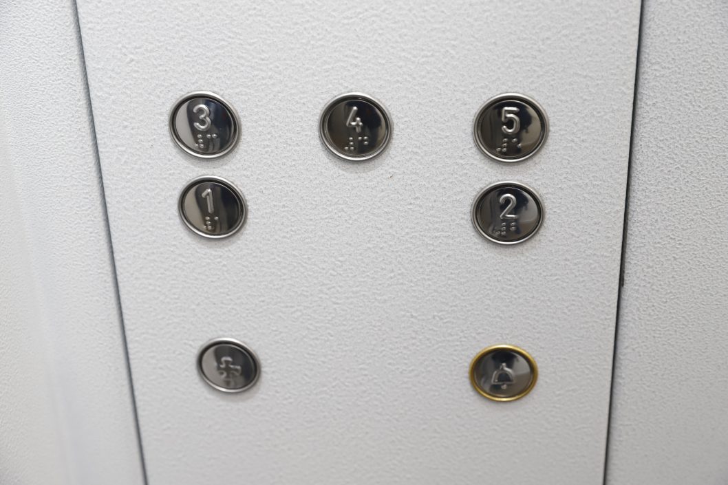 В лечебных заведениях Днепра заменяют и реконструируют лифты - рис. 5