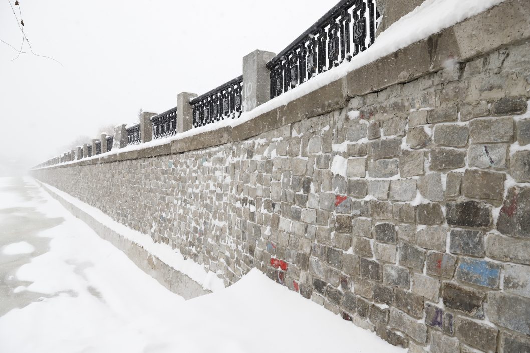 В Днепре на Сичеславской Набережной отремонтировали восемь подпорных стен - рис. 1