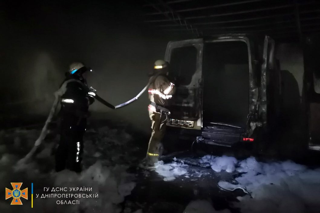 На Днепропетровщине сгорели микроавтобус и грузовой фургон (Фото) - рис. 1
