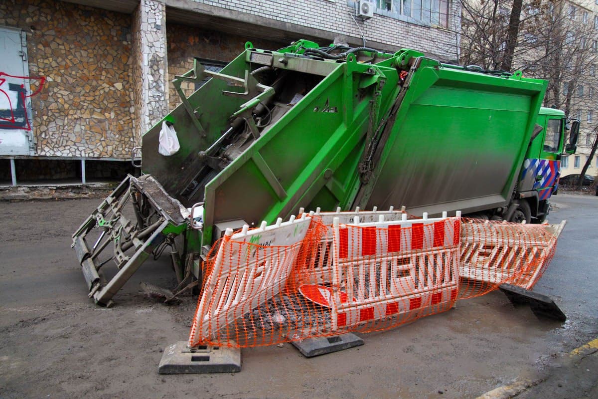 В Днепре на проспекте Поля мусоровоз провалился под асфальт - рис. 2
