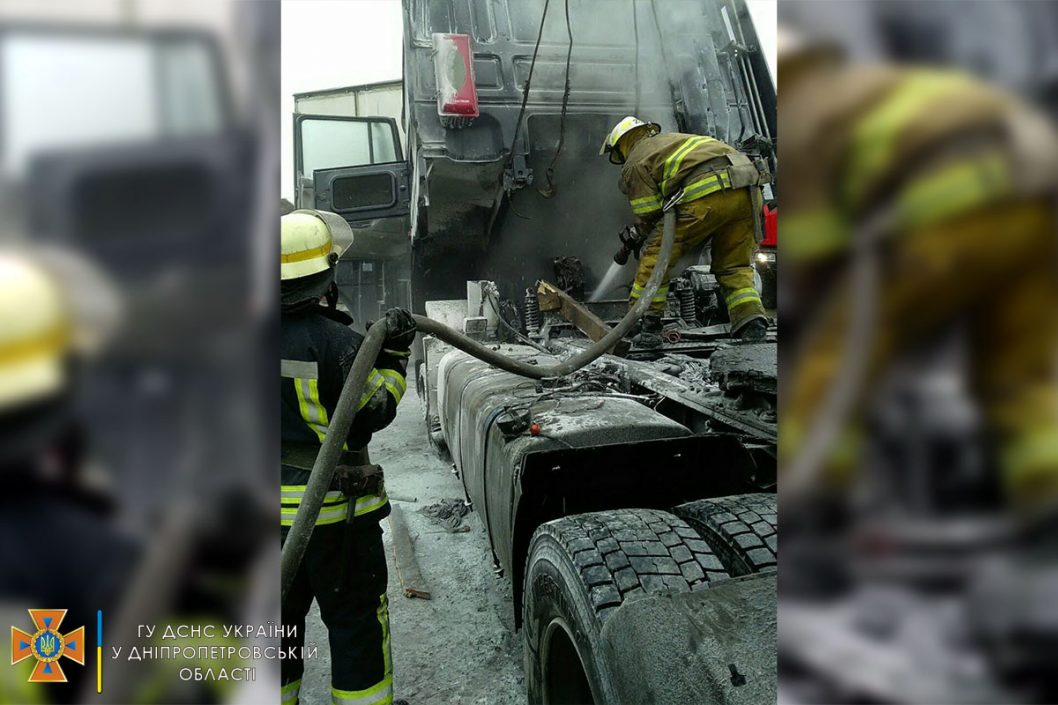 В Никополе на стоянке сгорел грузовой автомобиль - рис. 1