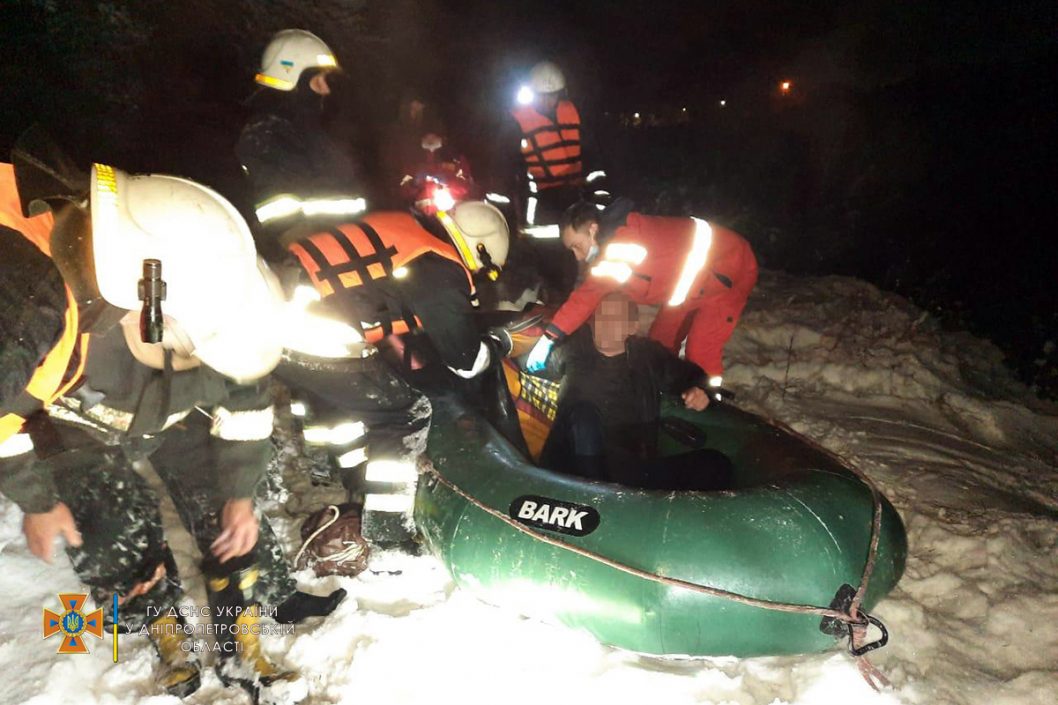 В Павлограде спасли провалившегося под лед мужчину (Фото) - рис. 2