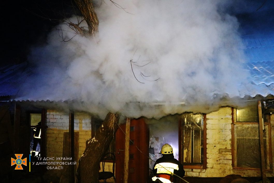 В Днепре в результате пожара в частном доме семья с детьми осталась без жилья - рис. 1