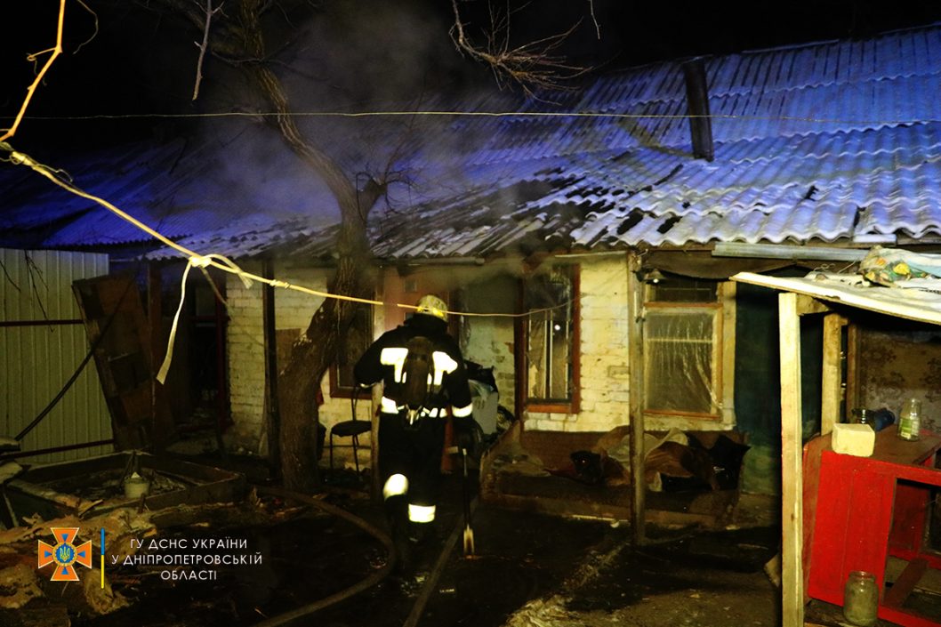 В Днепре в результате пожара в частном доме семья с детьми осталась без жилья - рис. 4