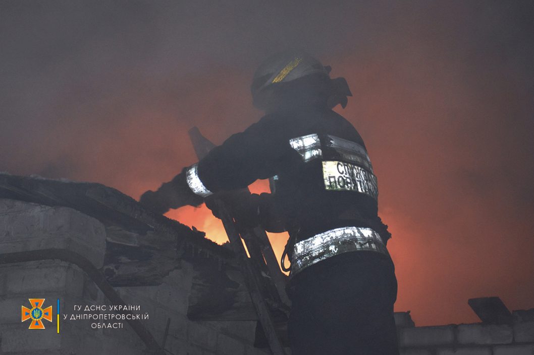 В Днепре на левом берегу сгорел частный дом (Фото/Видео) - рис. 8