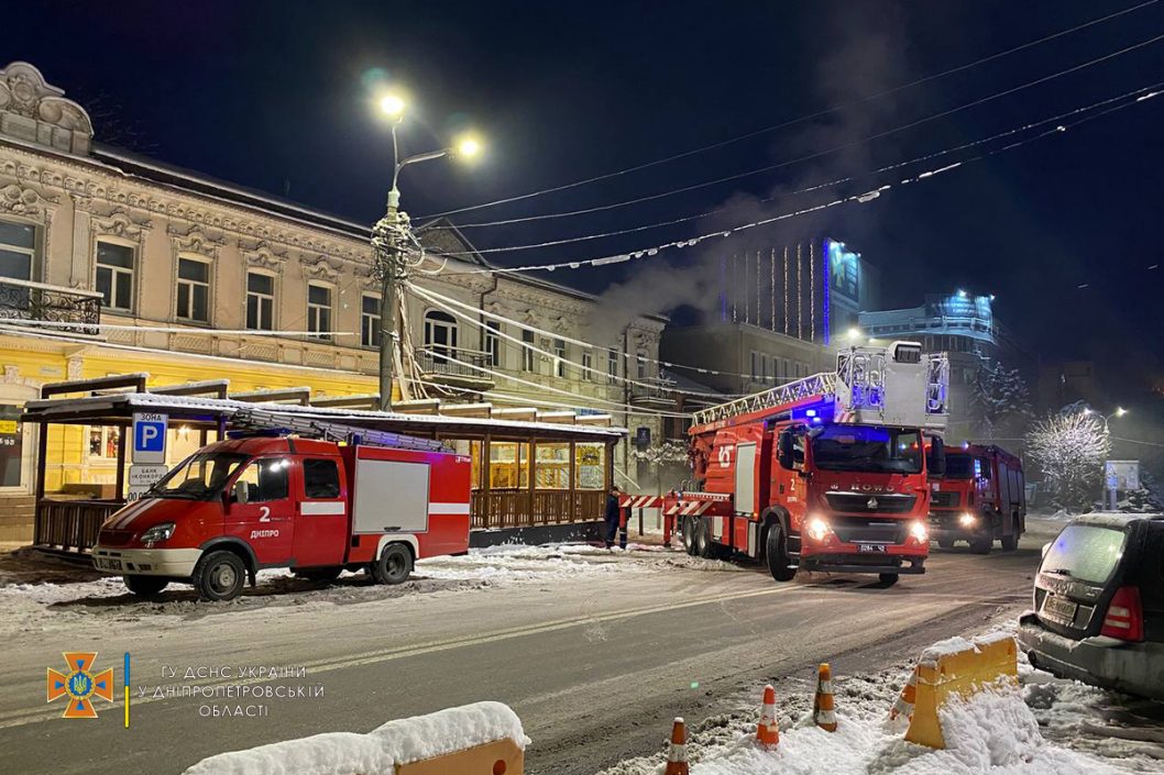 В самом центре Днепра горело двухэтажное историческое здание (Фото/Видео) - рис. 2