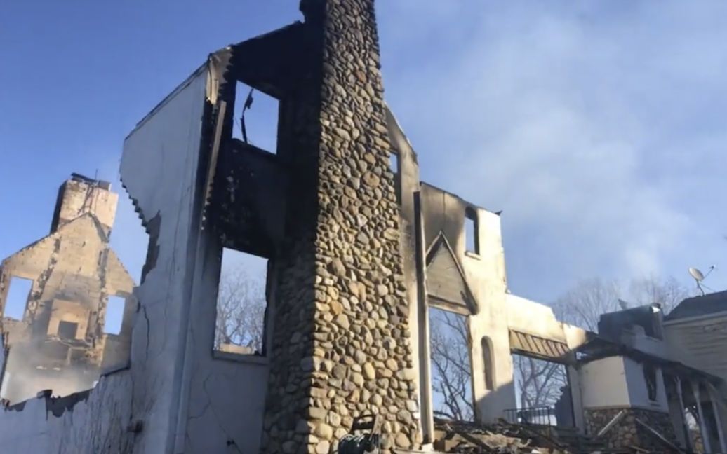 Изгоняющий змей: американец сжег свой дом дотла (Фото) - рис. 2