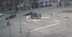 Не остановился на красный: в центре Днепра Volkswagen столкнулся с иномаркой - рис. 1