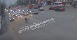 В Днепре велосипедист устроил цирк на дороге (Видео) - рис. 7
