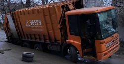 В центральной части Днепра автомобили начали проваливаться под землю (Видео) - рис. 1