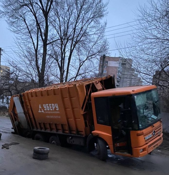 В центральной части Днепра автомобили начали проваливаться под землю (Видео) - рис. 1