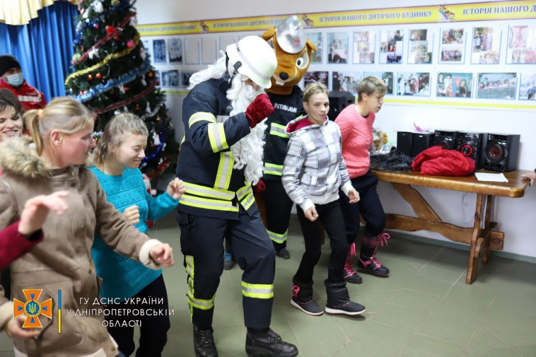 Спасатели Днепропетровщины поздравили воспитанников интерната с Днём святого Николая - рис. 6