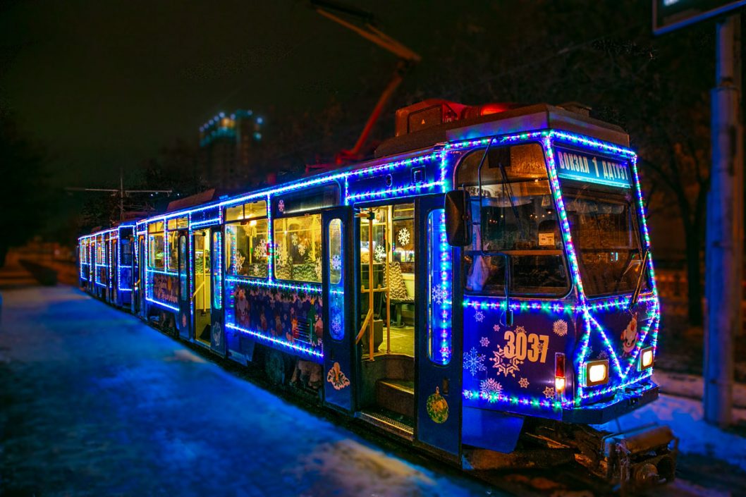 Следующая остановка - праздник: в Днепре появится новогодний трамвай - рис. 2