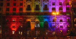 В международный день прав человека фасад киевской мэрии подсветили цветами ЛГБТ - рис. 6
