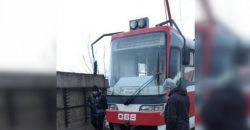 В Кривом Роге с рельсов сошел скоростной трамвай - рис. 1