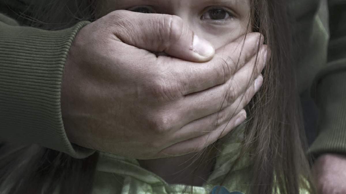 Детский дом или голодовка: в Каменском мужчина 10 лет насиловал своих дочерей - рис. 1