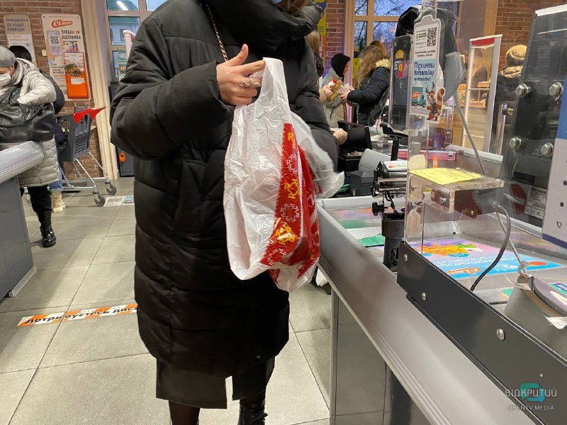 Последние дни пластиковых пакетов в Украине: что происходит в магазинах Днепра - рис. 1