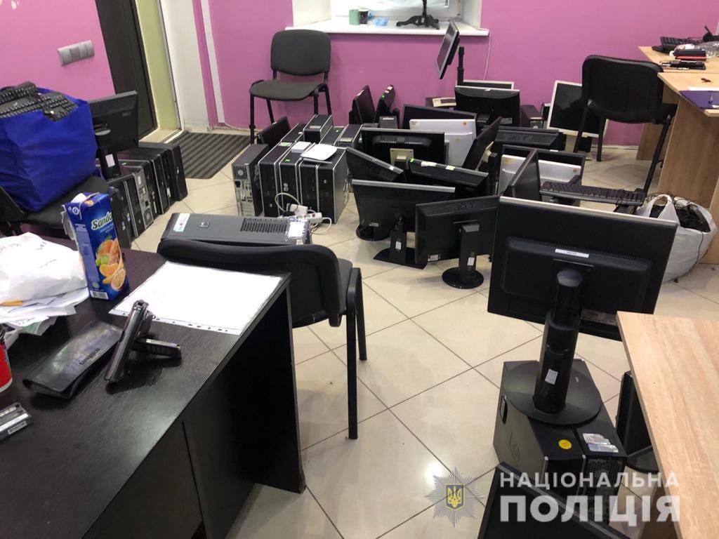 В Днепре сотрудники полиции «накрыли» мошеннический колл-центр - рис. 1