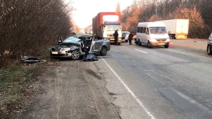 В Днепровском районе столкнулись DAF и Skoda: водитель легковушки погиб (Видео) - рис. 1