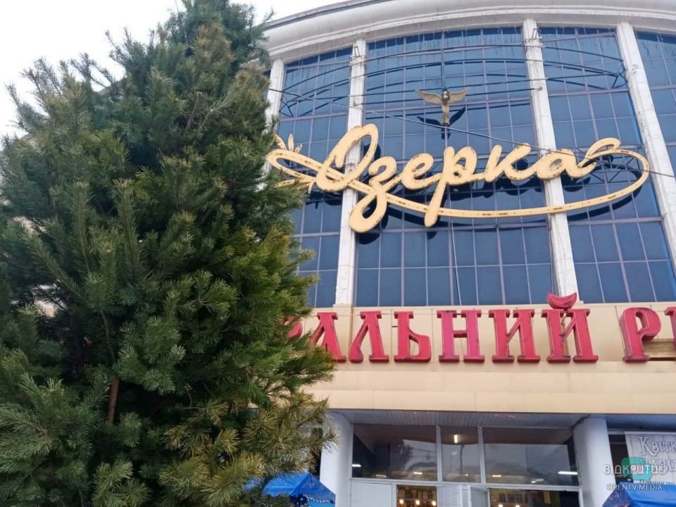 В Днепре возле Озерки устанавливают ёлку