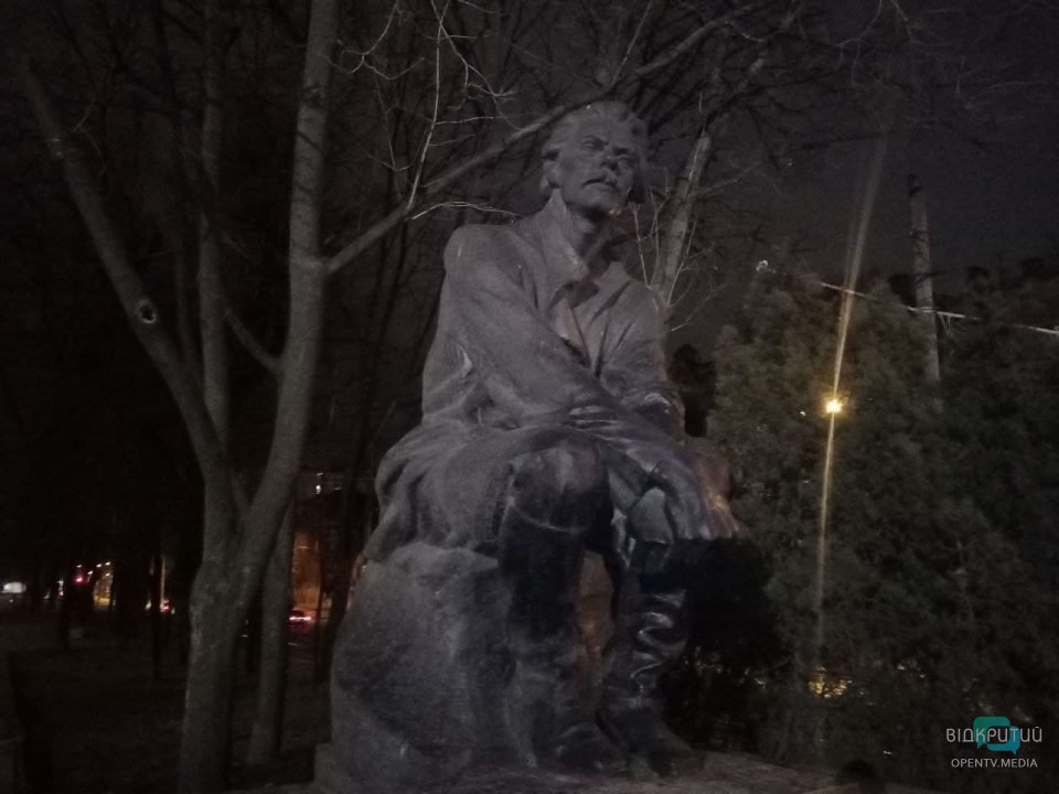 Памятник Горькому в вечернее время