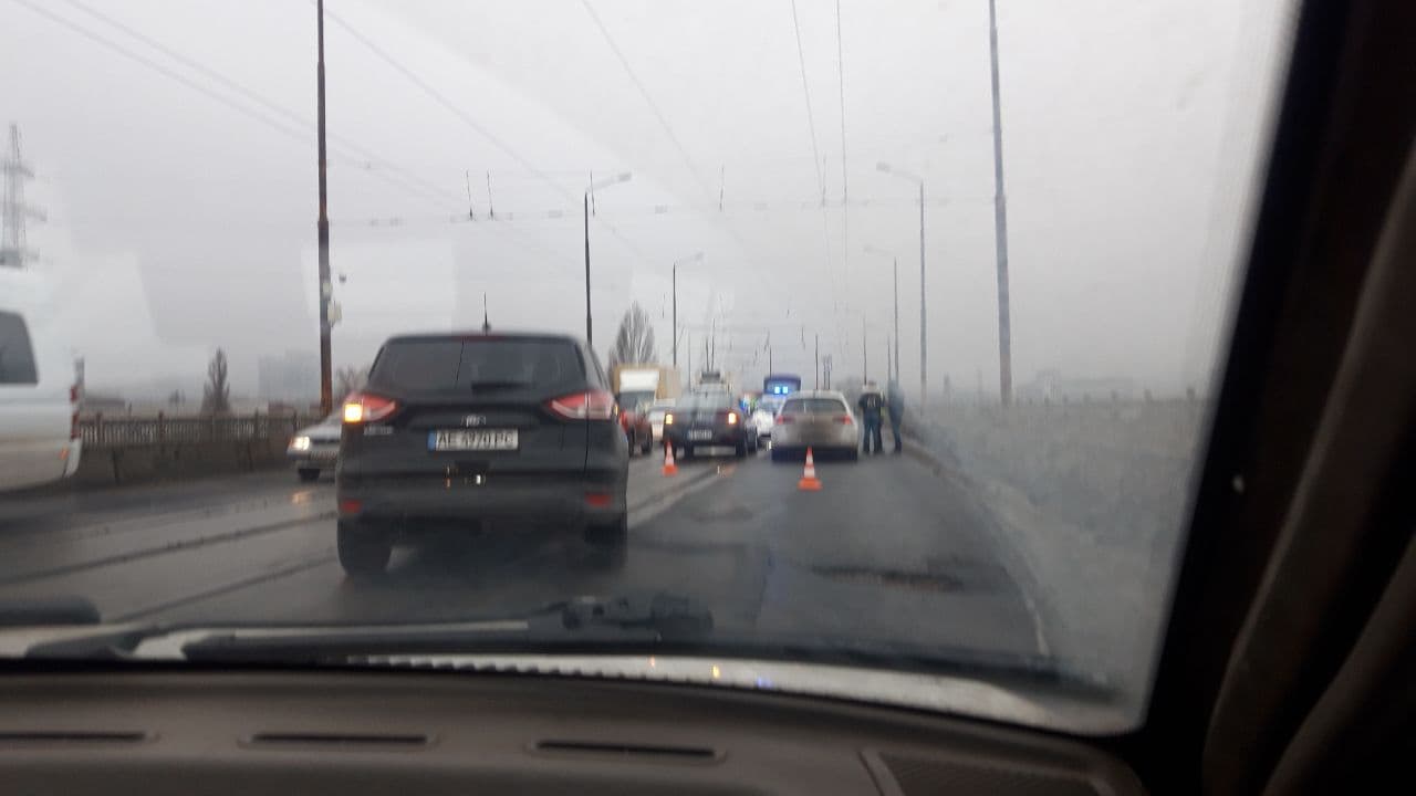 В Днепре на Амурском мосту произошло ДТП: движение трамваев парализовано - рис. 1