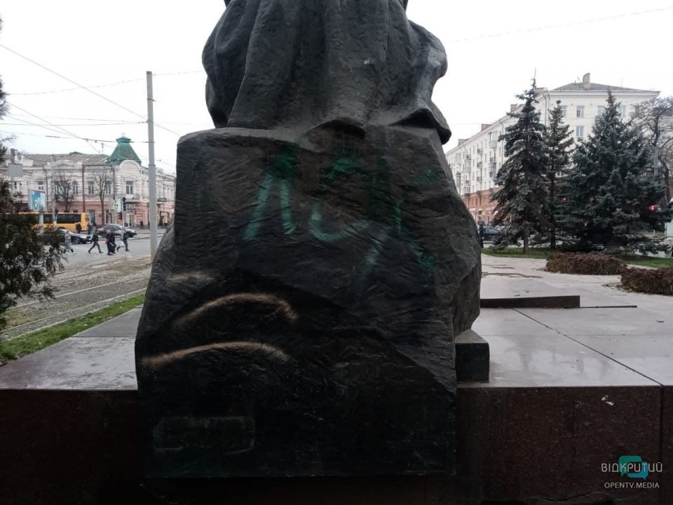 В Днепре памятник Максиму Горькому исписали нецензурной бранью (Фото) - рис. 3